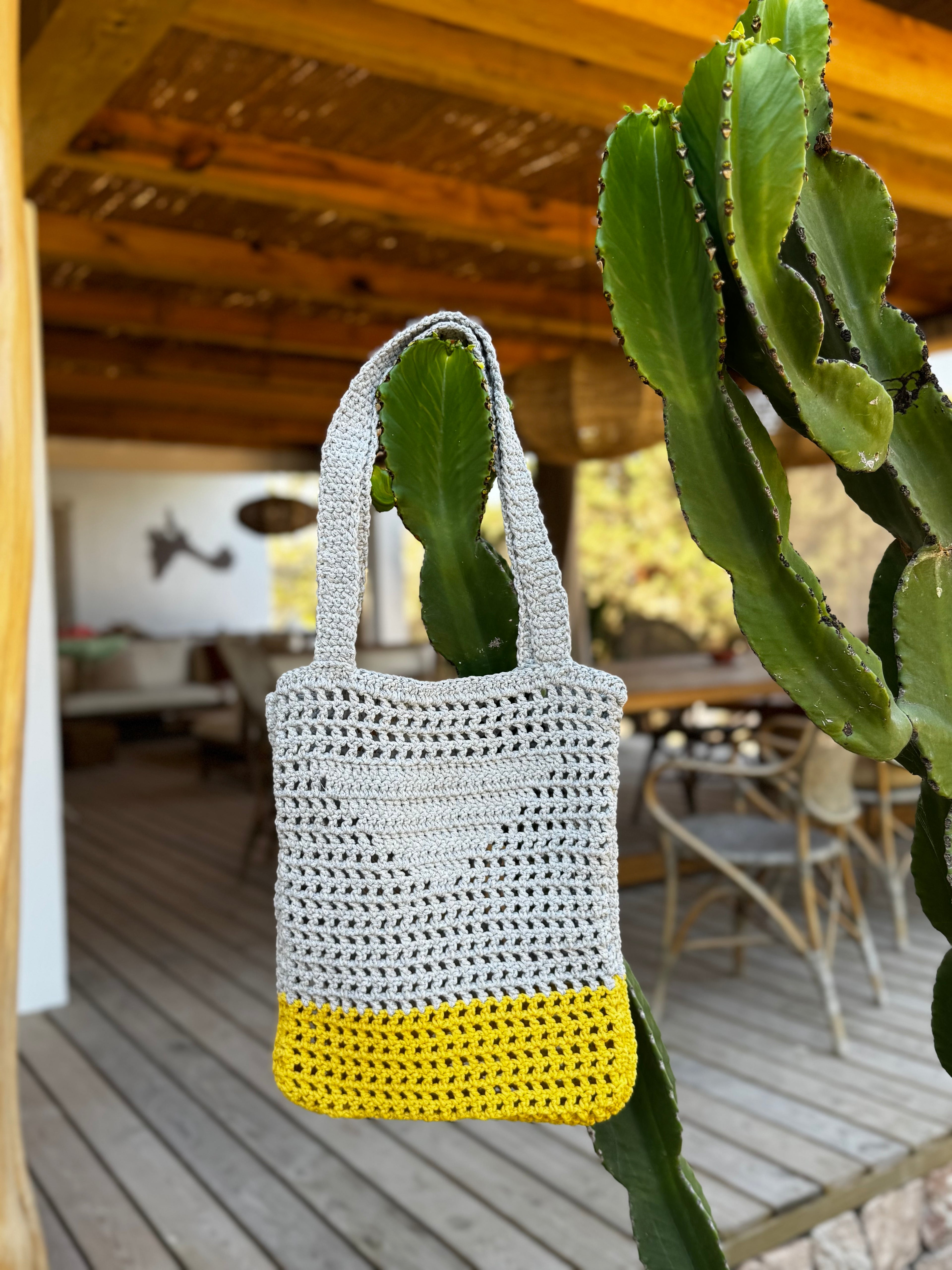 Knitted grey/yellow shoulder bag