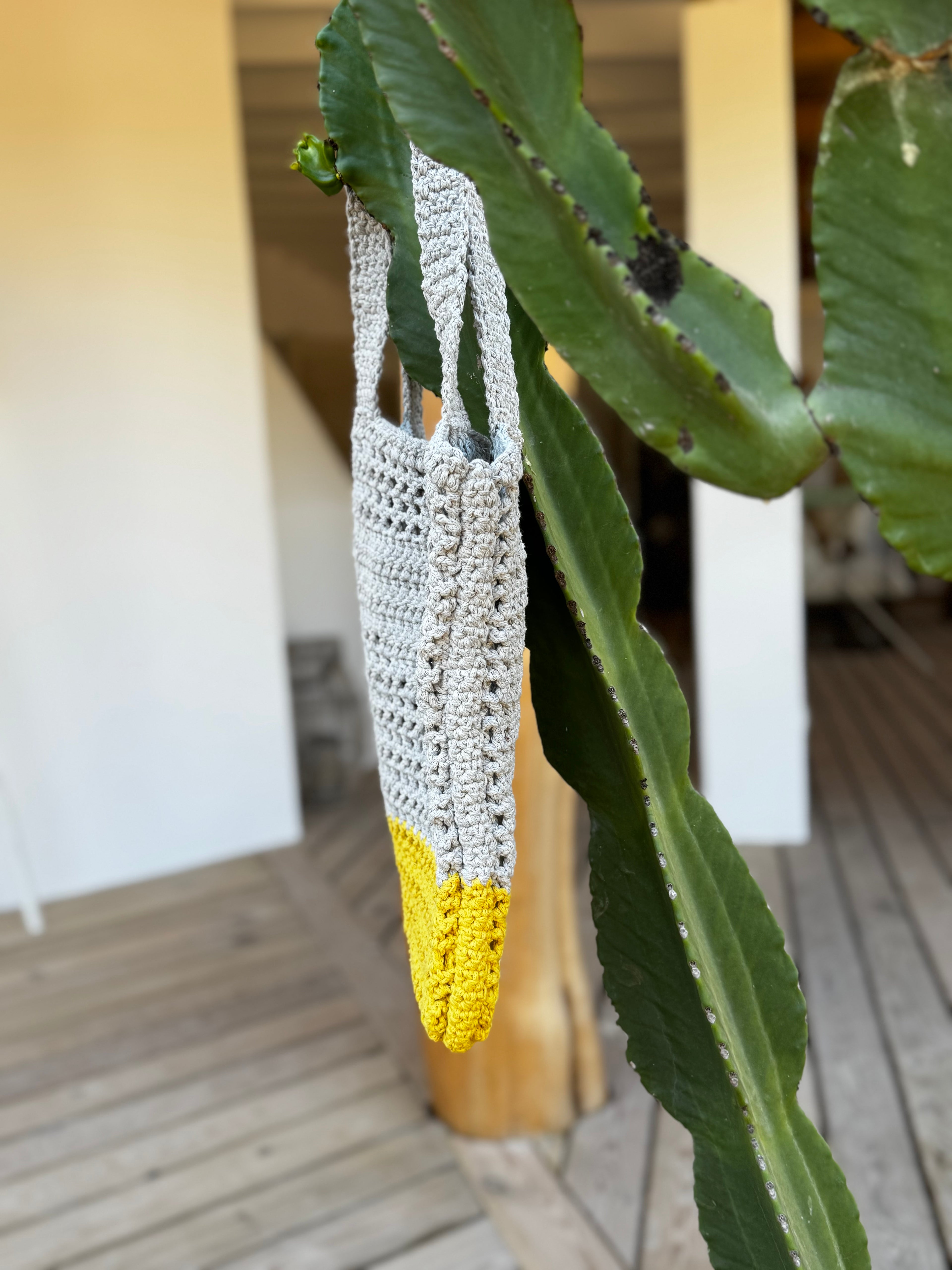 Knitted grey/yellow shoulder bag
